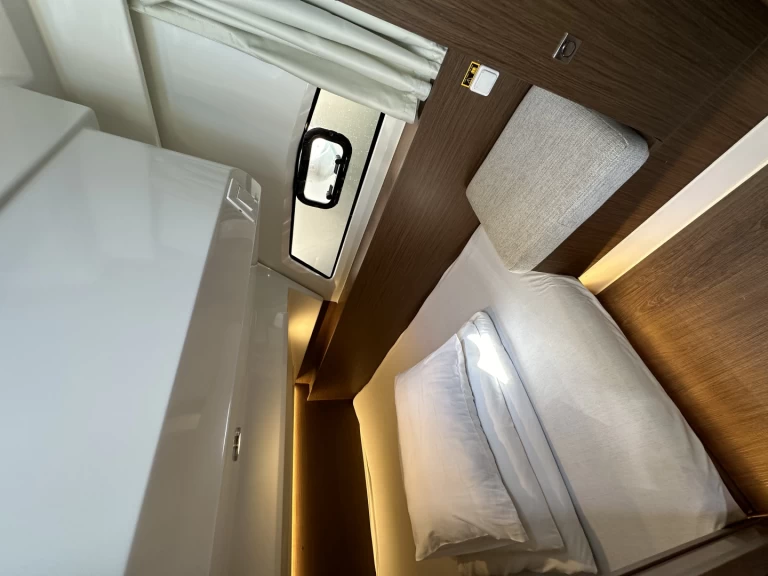 Motorboat rental with or without captain Jeanneau Drage