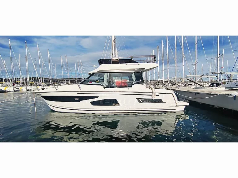 Bareboat Rental Motorboat Jeanneau with a boat licence