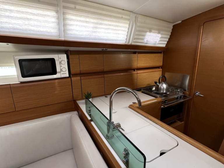 Bareboat Rental Sailboat Jeanneau with a boat licence