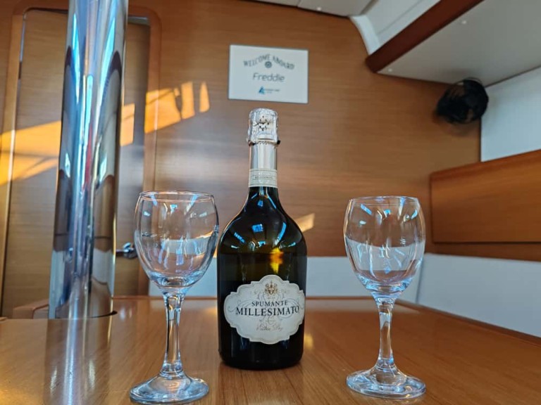 Boat rental Jeanneau Sun Odyssey 389 in Drage on Samboat