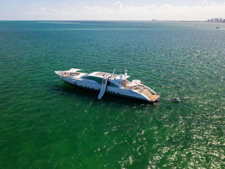 Bareboat Rental Luxury Yacht Tecnomar with a boat licence