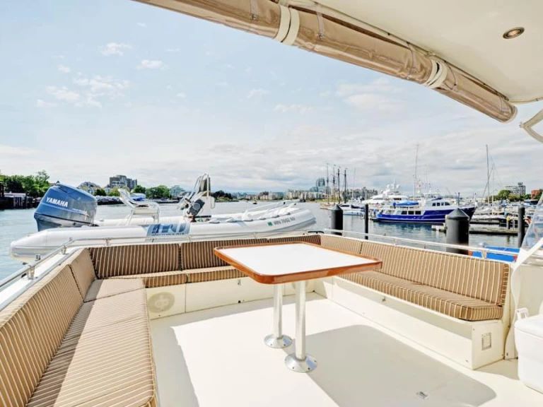 Bareboat Rental Luxury Yacht Hatteras with a boat licence