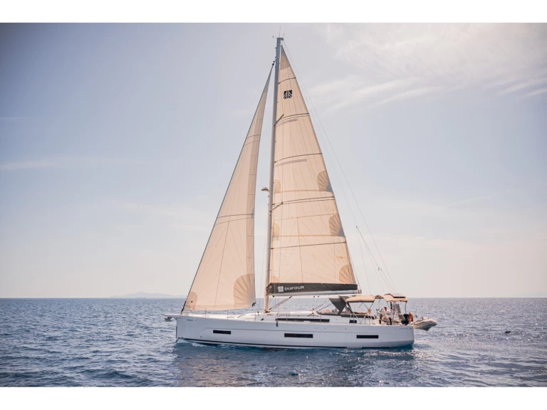 Sailboat for rent Alimos at the best price