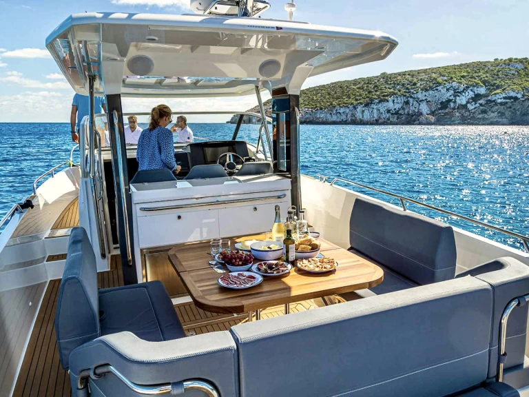 Nimbus T11 in Níkiti on SamBoat