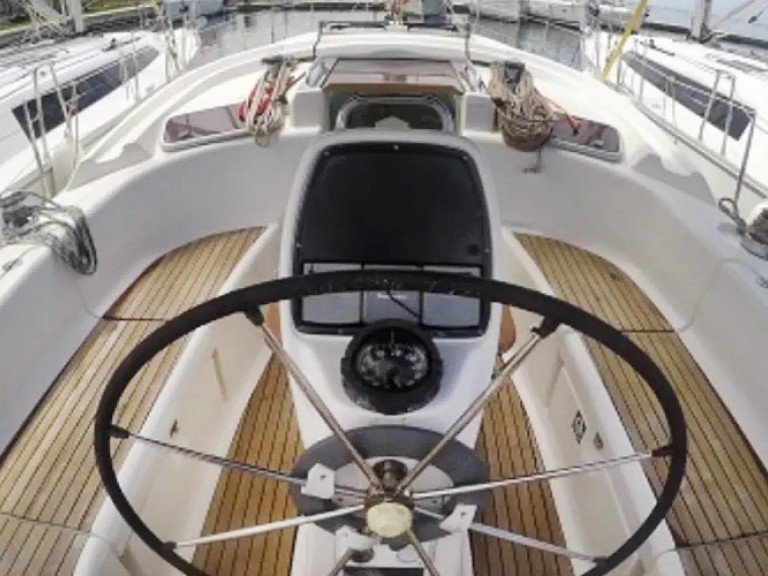 Sailboat for rent Nikiána at the best price