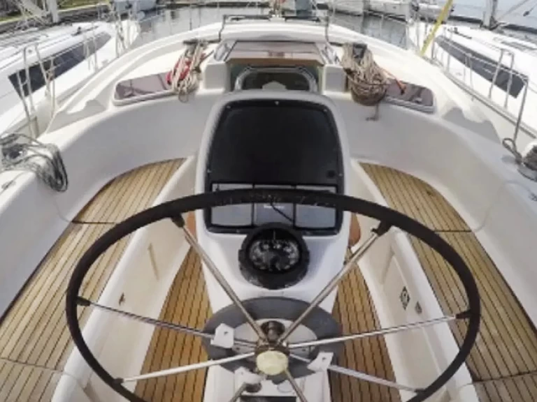 Sailboat for rent Nikiána at the best price