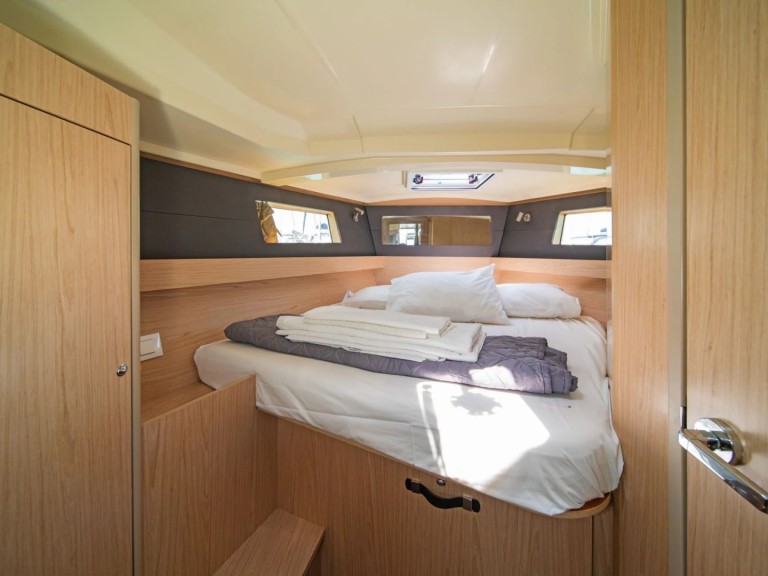 Boat rental Bénéteau Oceanis 41.1 in Nikiána on Samboat