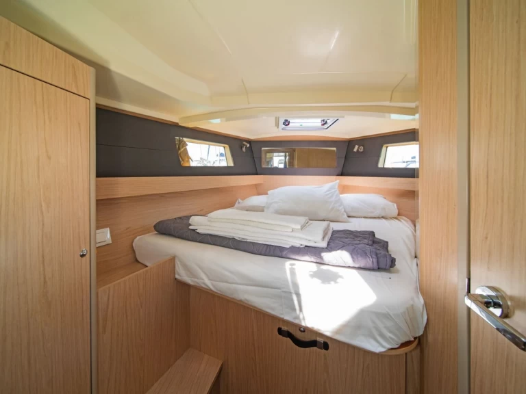 Boat rental Bénéteau Oceanis 41.1 in Nikiána on Samboat