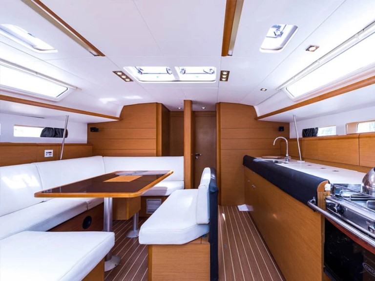 Sailboat rental with or without captain Jeanneau Nikiána