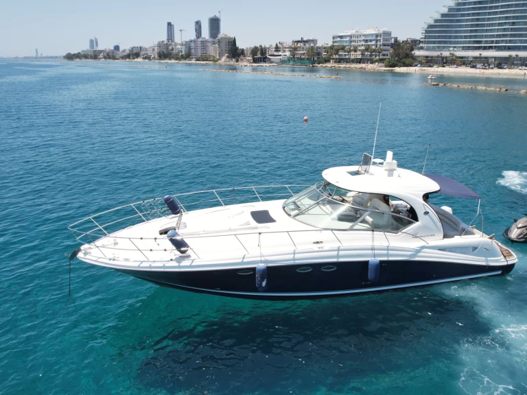 Bareboat Rental Motorboat Sea Ray with a boat licence