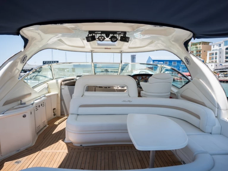 Bareboat Rental Motorboat Sea Ray with a boat licence