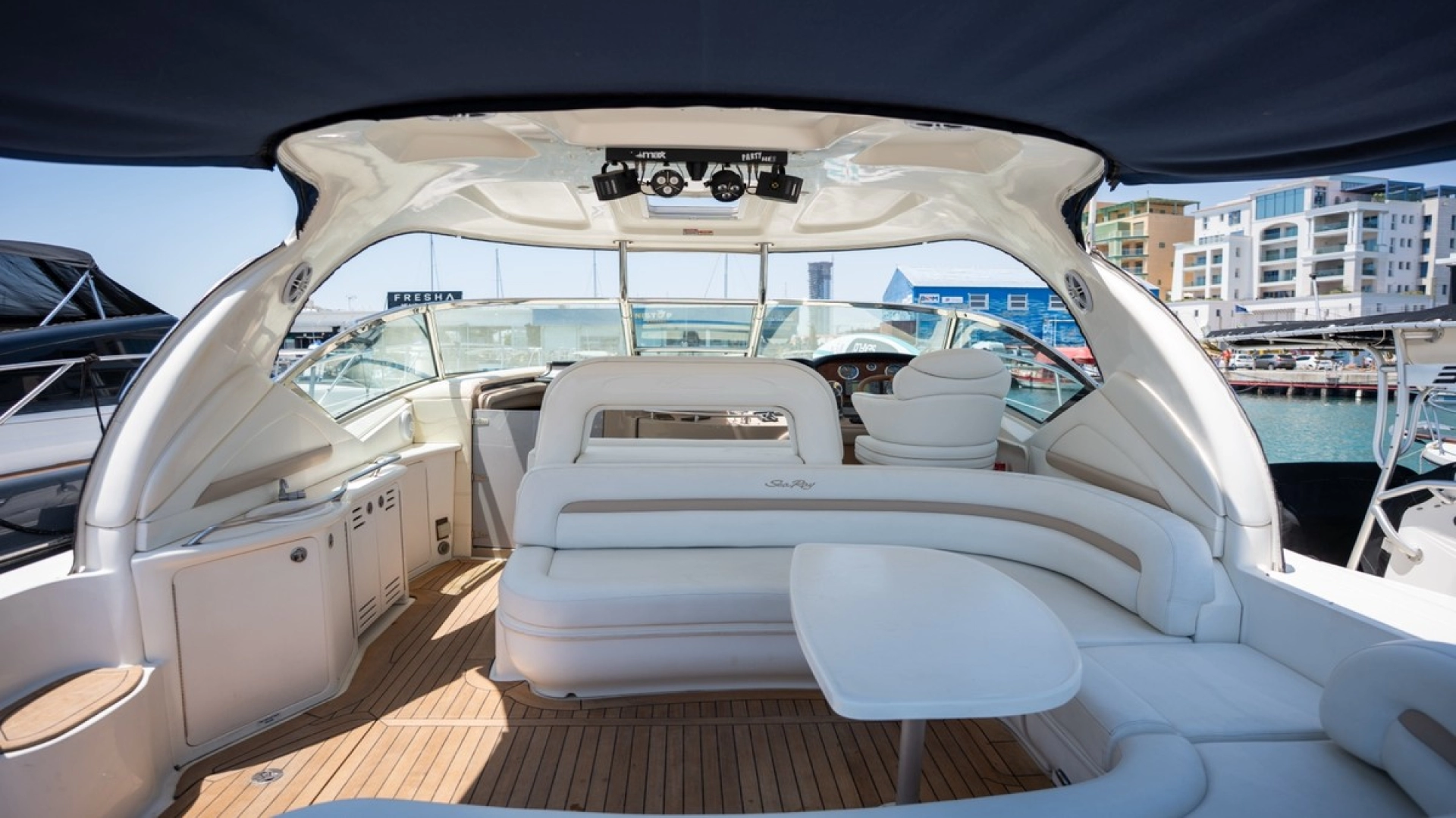 Bareboat Rental Motorboat Sea Ray with a boat licence