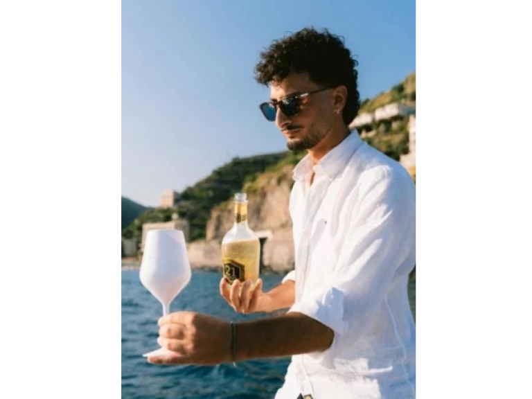 Bareboat Rental Motorboat Apreamare with a boat licence