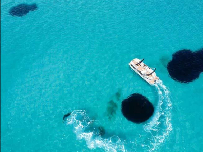 Motorboat rental with or without captain Swiss boat ponton Naoussa