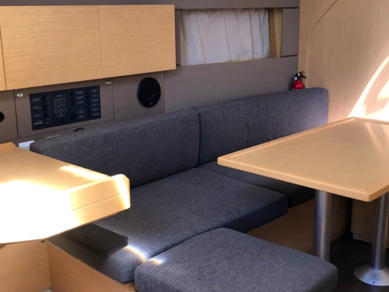 Sailboat rental with or without captain Bénéteau Salerno