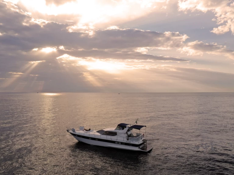 Bareboat Rental Motorboat Sunkiss with a boat licence