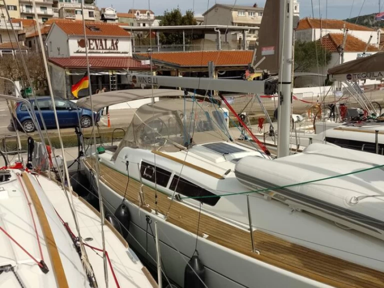 Rent a Jeanneau Sun Odyssey 33i Gouvia