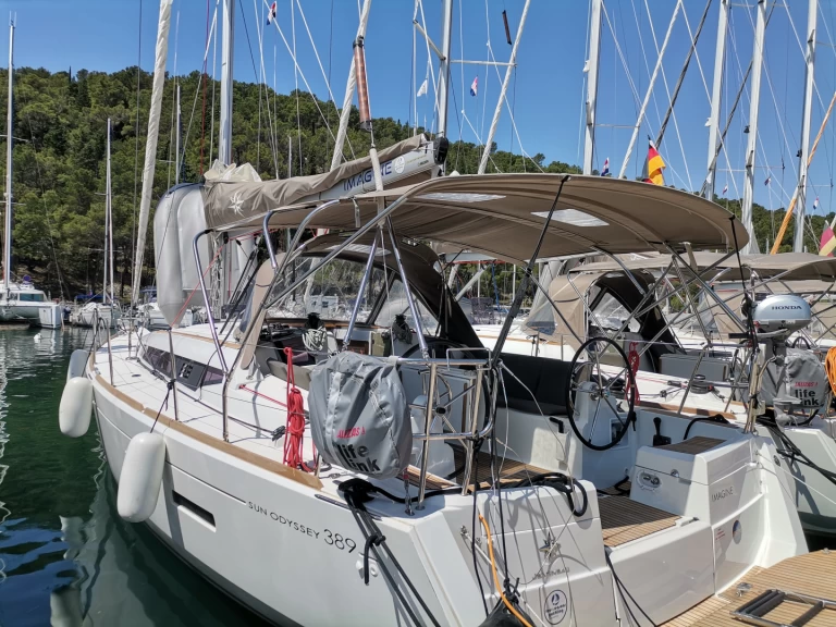 Sailboat rental in Gouvia - Jeanneau Sun Odyssey 389