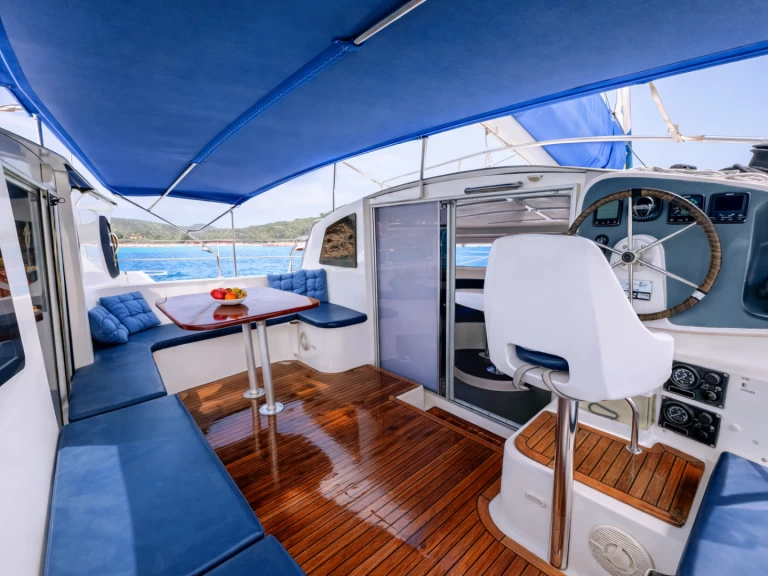 Rent a Fountaine Pajot Athena 38 Porroig