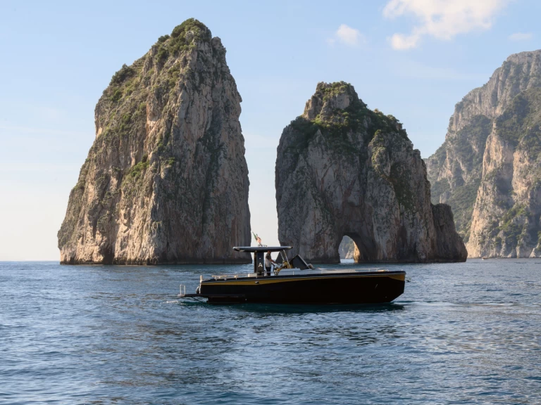 Motorboat for rent Capri at the best price