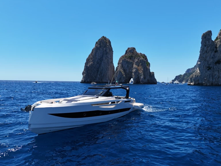 Bareboat Rental Motorboat Cayman with a boat licence