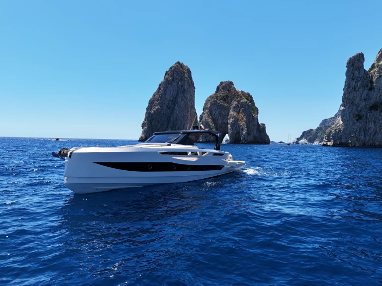 Motorboat for rent Sorrento at the best price