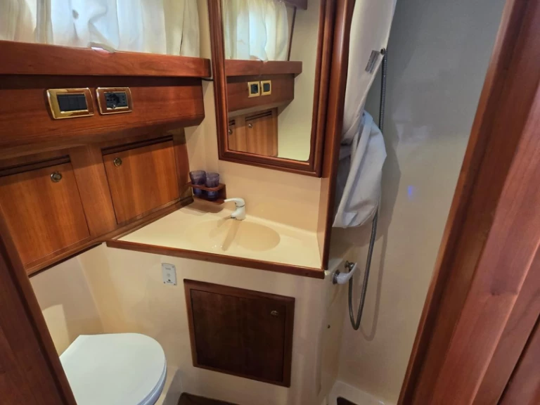 Bareboat Rental Motorboat Apreamare with a boat licence