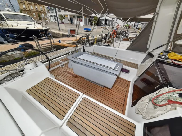 Sailboat rental with or without captain Bénéteau Zadar