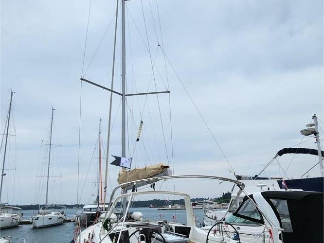 Bénéteau Oceanis 41.1 charter bareboat or captained in  Pula