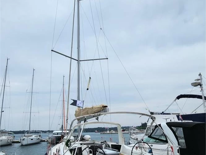 Bénéteau Oceanis 41.1 charter bareboat or captained in  Pula