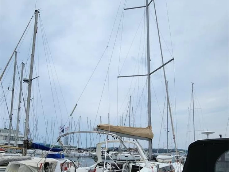 Rent a Bénéteau Oceanis 41.1 Pula