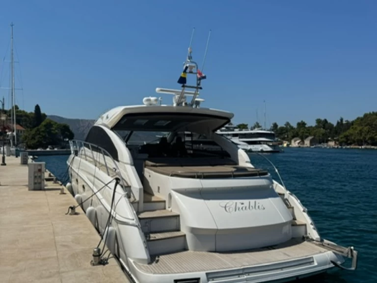 Boat rental Princess Princess V53 in Makarska on Samboat