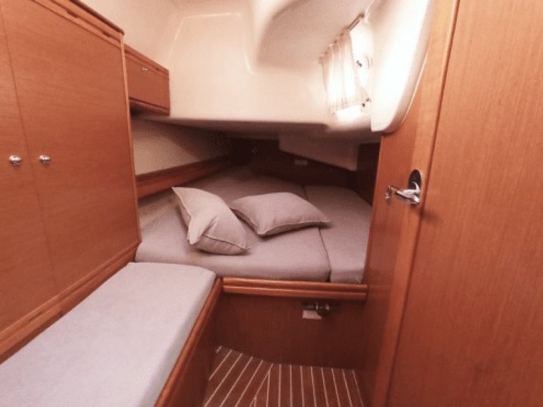 Sailboat for rent Volos at the best price