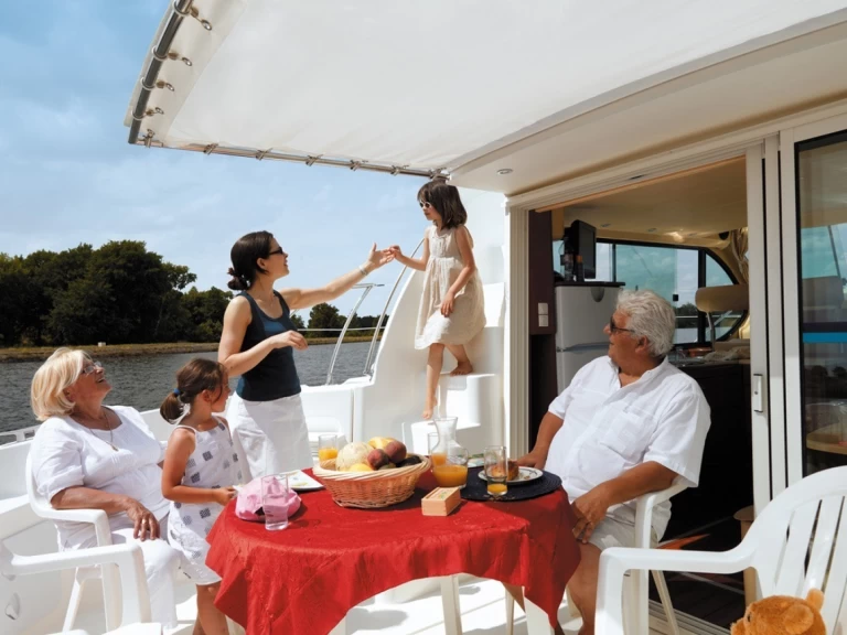 Nicols Estivale Quattro charter bareboat or captained in  Eembrugge