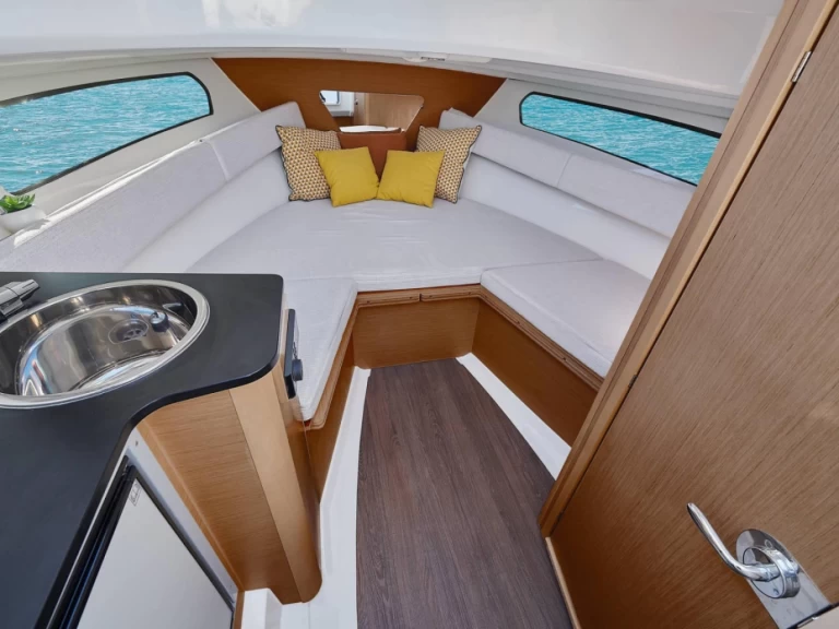 Motorboat rental with or without captain Jeanneau France