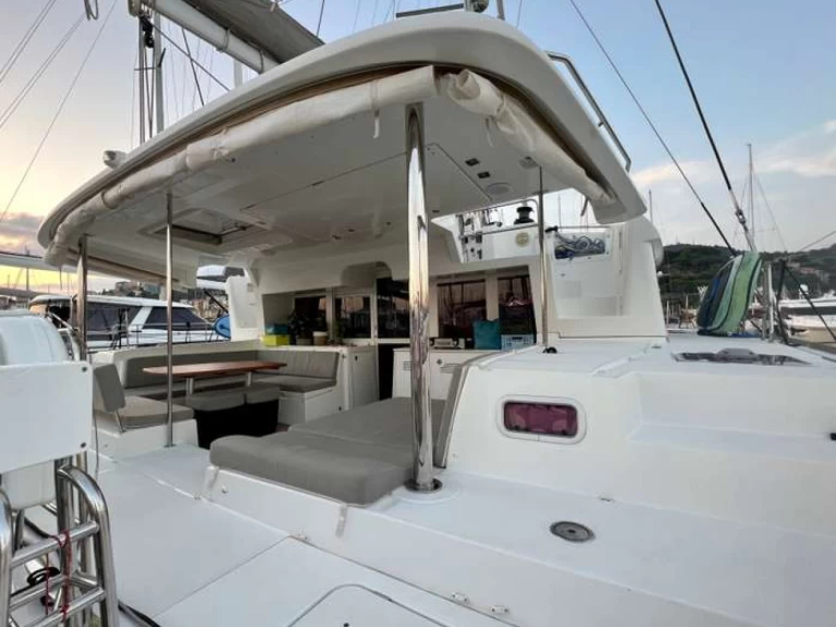 Boat rental Lagoon Lagoon 450 F in Naples on Samboat