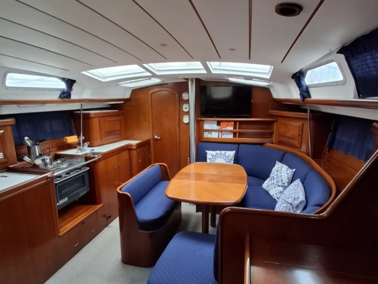 Bénéteau Oceanis Clipper 423 charter bareboat or captained in  Martinique