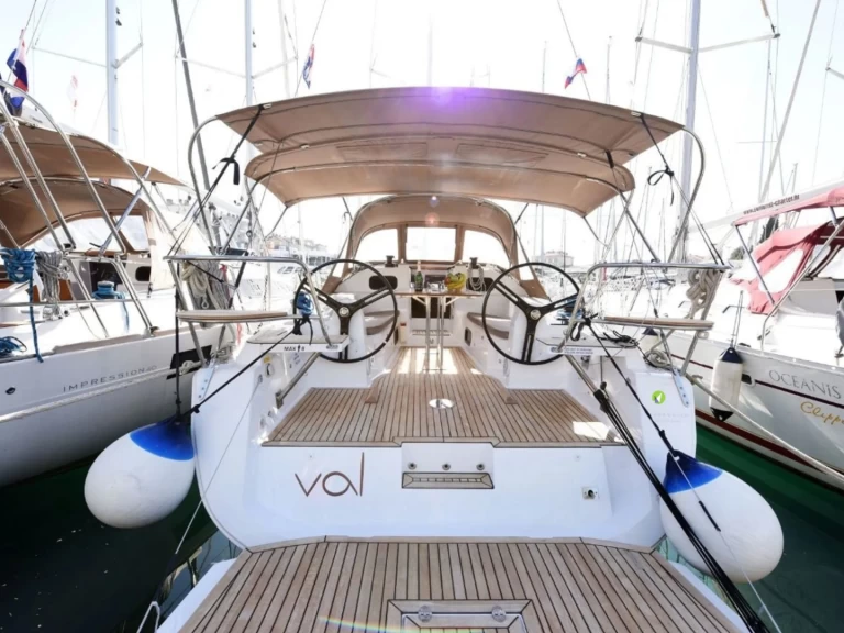 Sailboat for rent Sutomišćica at the best price