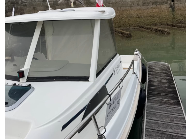 Jeanneau Merry Fisher 580 in La Rochelle on SamBoat