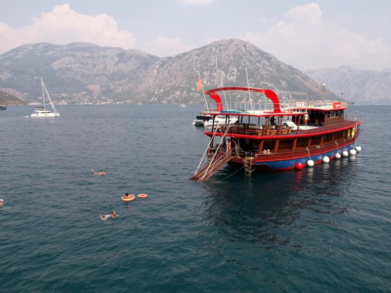 Motorboat rental with or without captain Gulet Tivat