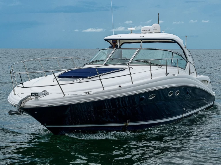 Boat rental Sea Ray SUNDANCER 420 in Key West on Samboat