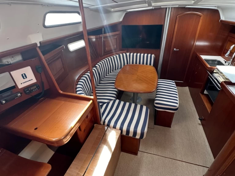 Sailboat for rent La Marina de Valencia at the best price