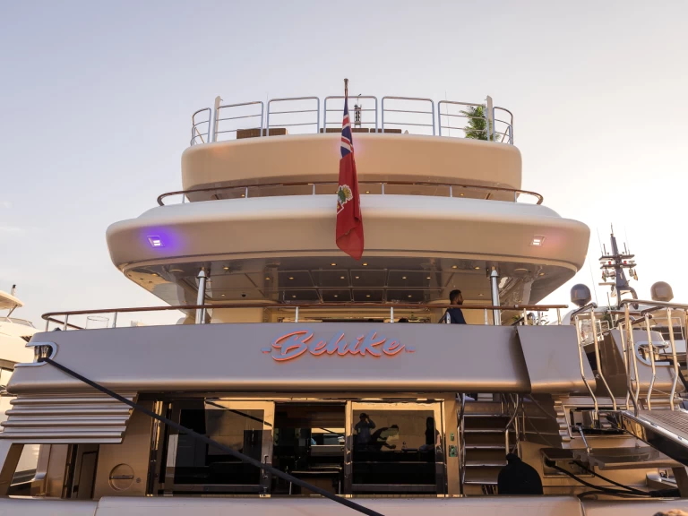 Sunseeker Behike  charter bareboat or captained in  Dubaï harbour