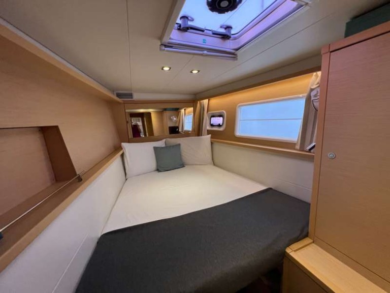 Boat rental Lagoon Lagoon 450 F in Naples on Samboat