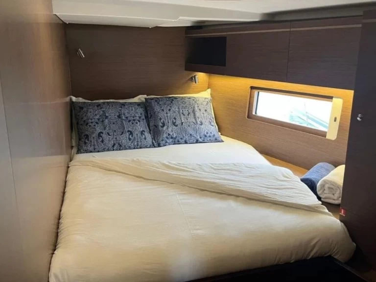 Bénéteau Oceanis 51.1 charter bareboat or captained in  Alimos
