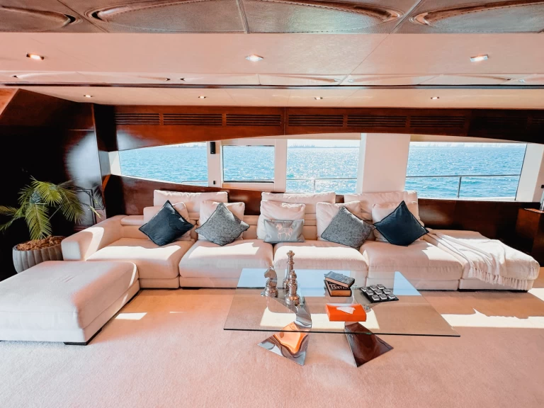Luxury Yacht for rent Dubaï harbour at the best price