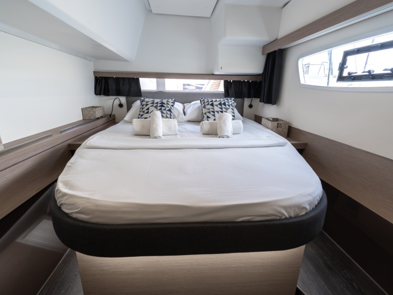 Rent a Fountaine Pajot Isla 40 Lávrio
