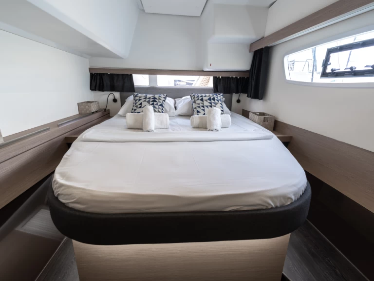 Rent a Fountaine Pajot Isla 40 Lávrio