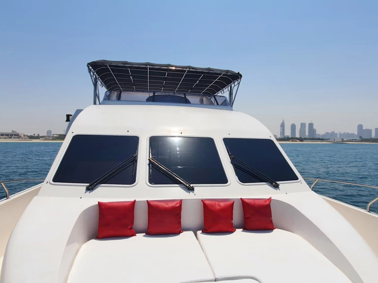 Sunseeker Aura in Dubaï harbour on SamBoat