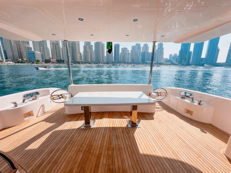 Luxury Yacht rental with or without captain Sunseeker Dubaï harbour